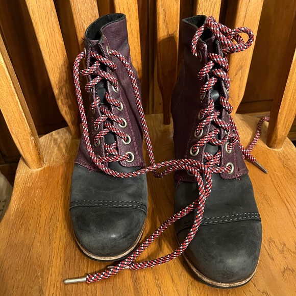 Sorel Joan of Arctic Black and Purple Leather Lace Up Wedge Booties - Picture 10 of 10